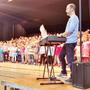 Singen mit Andrew Bond